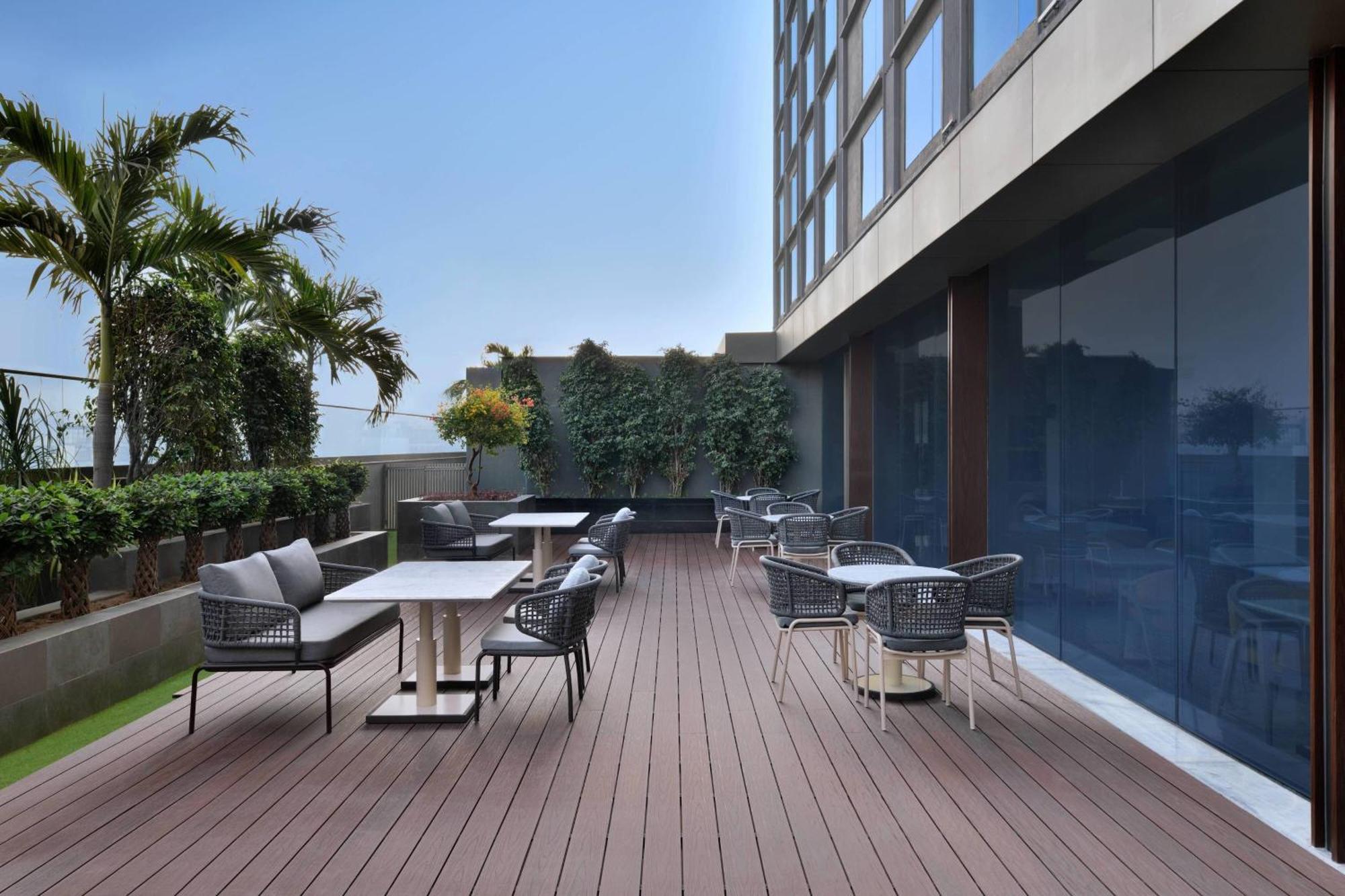 Courtyard By Marriott Ahmedabad Sindhu Bhavan Road Exterior photo