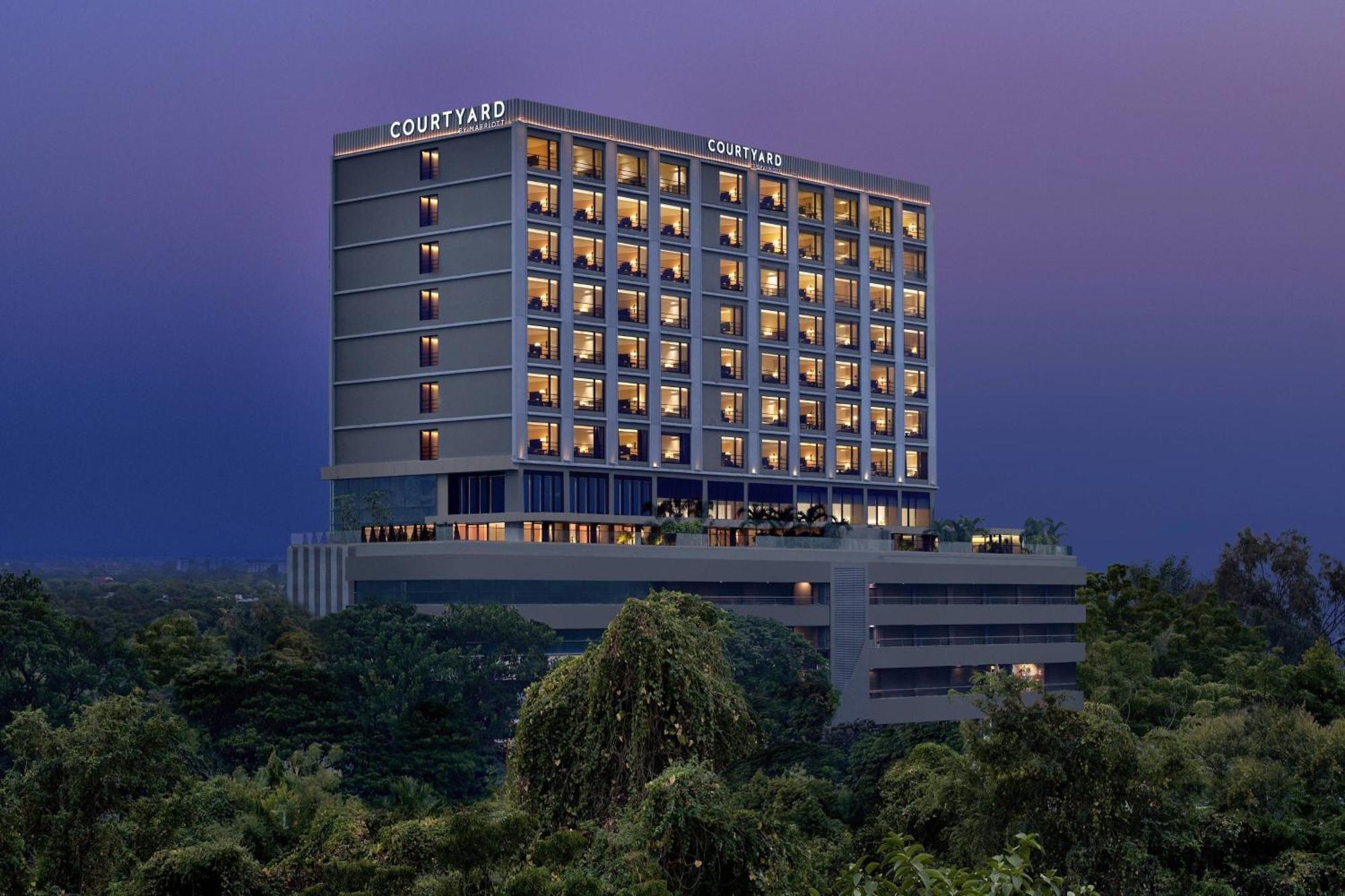 Courtyard By Marriott Ahmedabad Sindhu Bhavan Road Exterior photo